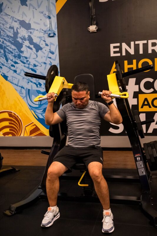 Rir and rpe explained: a practical effort scale | the gym pro Man Pressing Dumbbells Overhead