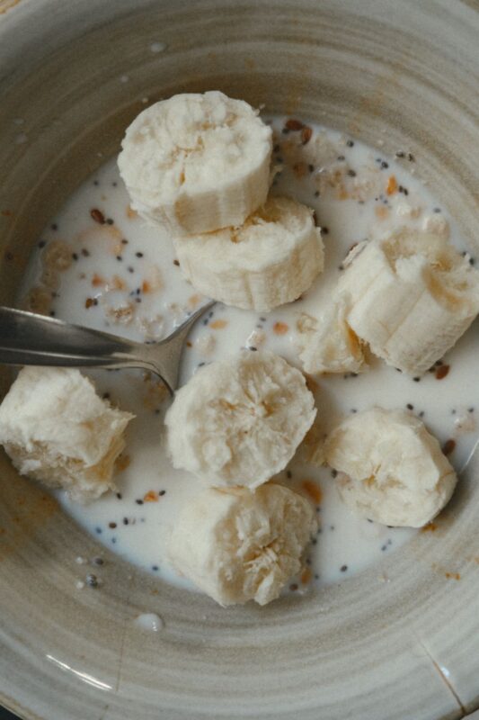 What to eat before a workout: meals by time available | the gym pro Bowl Of Oats Topped With Sliced Banana